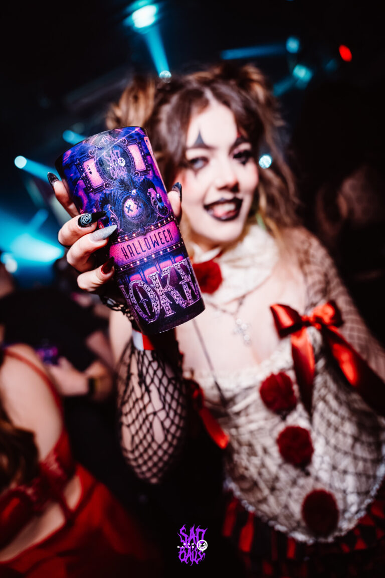 Fantasia de boneca assustadora com copo Joker — Sad Baile Joker, Halloween em São Paulo, 17/10/2026