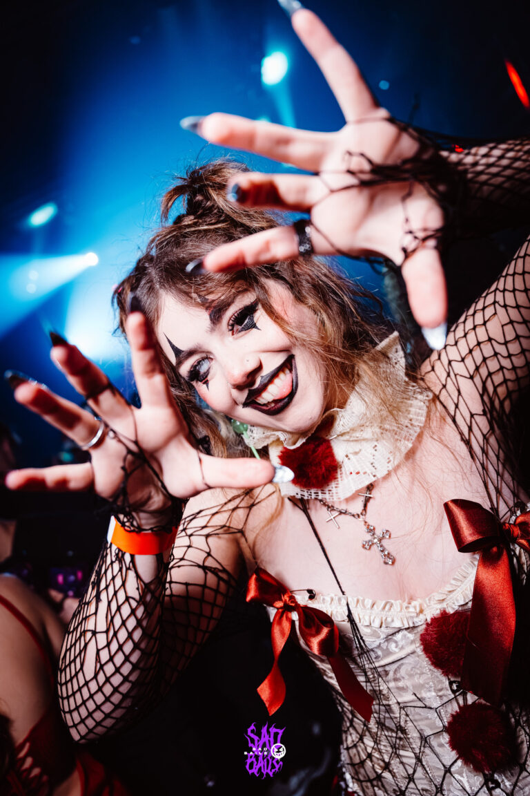 Boneca de maquiagem gótica faz pose com as mãos — Sad Baile Joker, Halloween em São Paulo, 17/10/2026