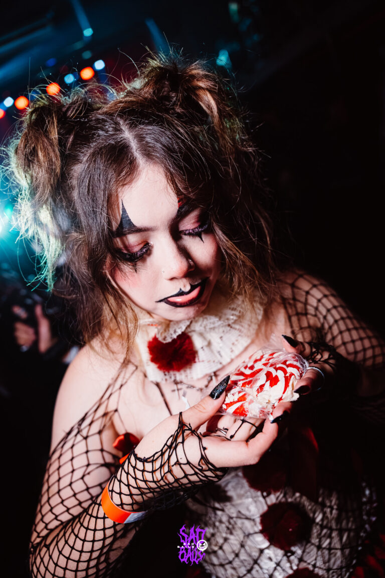 Boneca de maquiagem gótica segura bala listrada — Sad Baile Joker, Halloween em São Paulo, 17/10/2026
