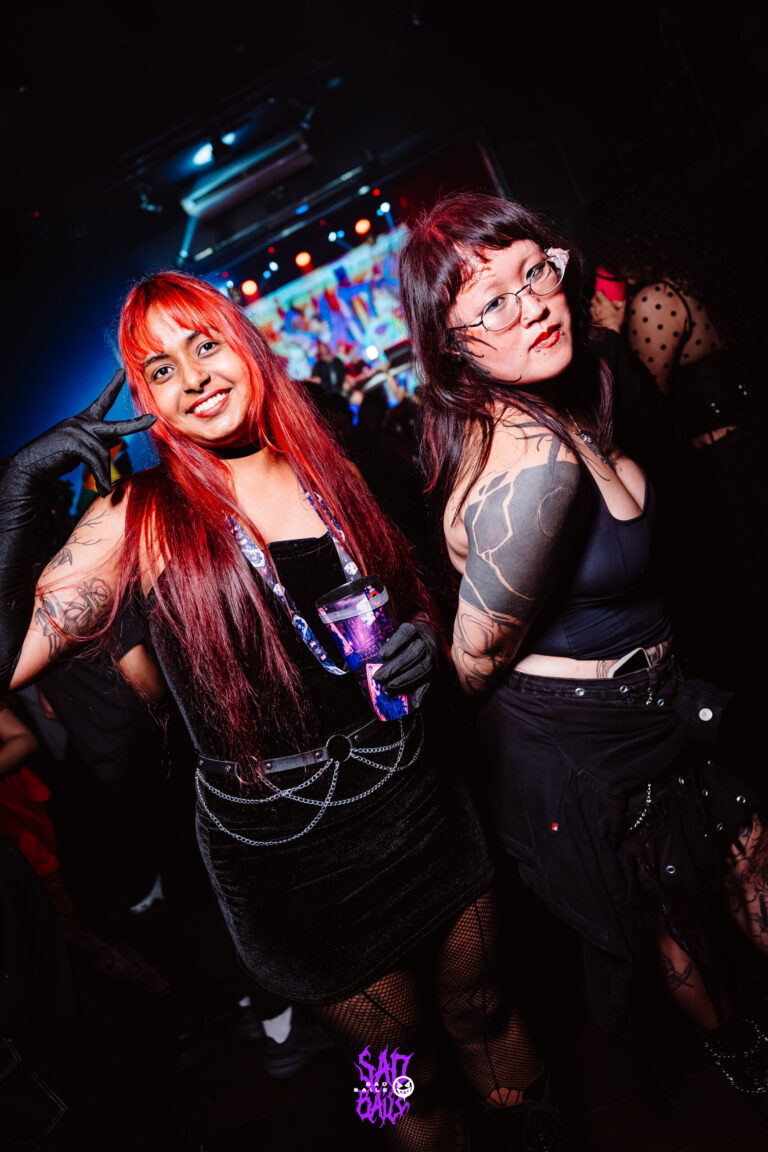 Amigas de cabelo colorido posam com copo Joker — Sad Baile Joker, Halloween em São Paulo, 17/10/2026