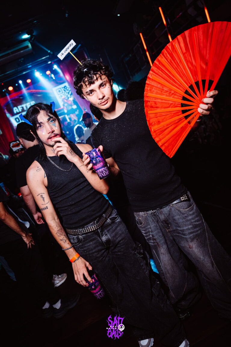 Amigos com leque vermelho e copo Joker — Sad Baile Joker, Halloween em São Paulo, 17/10/2026