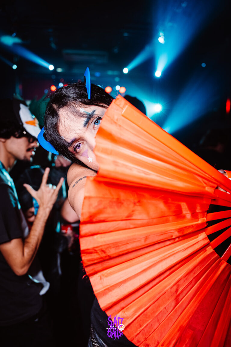 Garota de maquiagem dramática com leque vermelho — Sad Baile Joker, Halloween em São Paulo, 17/10/2026