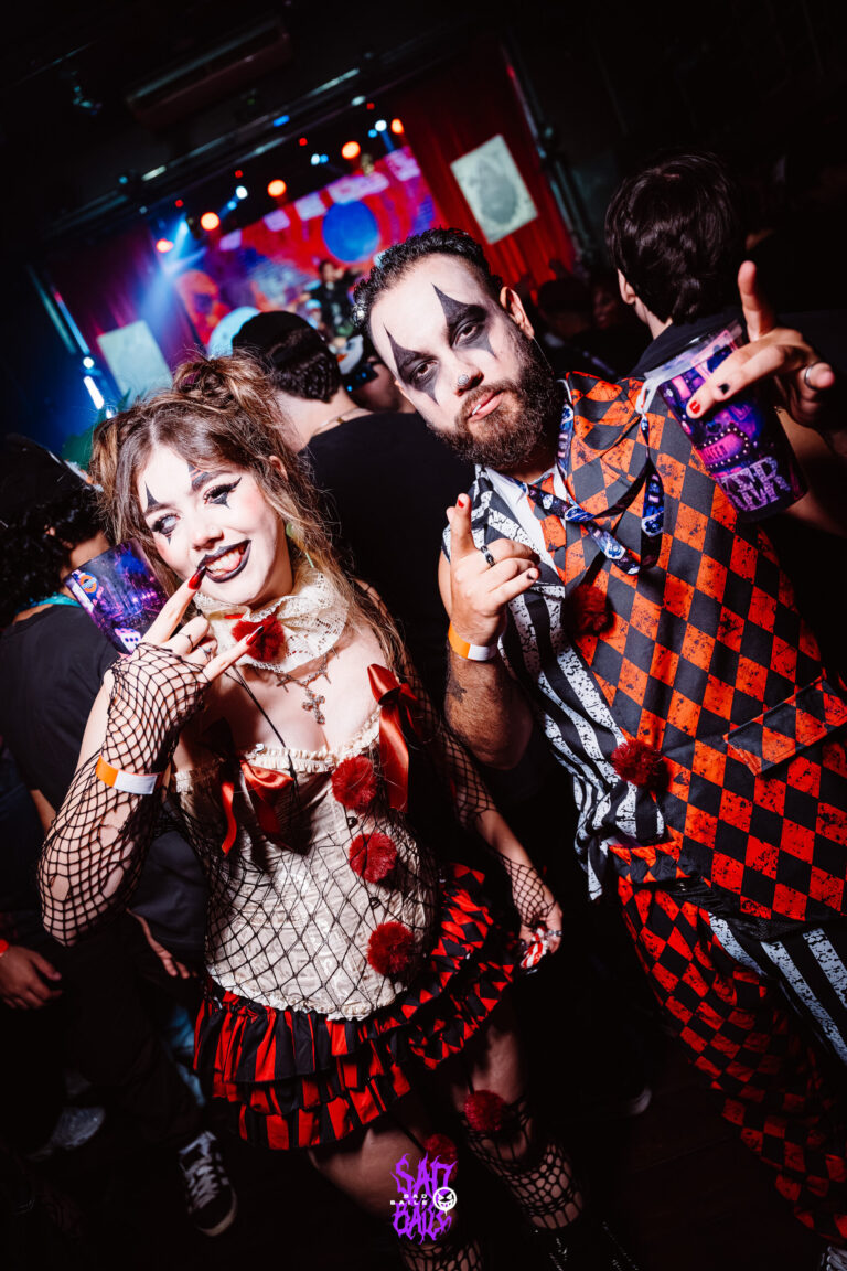 Casal de palhaços, ela de boneca e ele de xadrez — Sad Baile Joker, Halloween em São Paulo, 17/10/2026