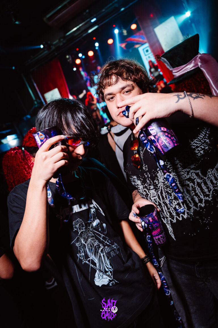 Amigos de preto posam com copos Joker — Sad Baile Joker, Halloween em São Paulo, 17/10/2026
