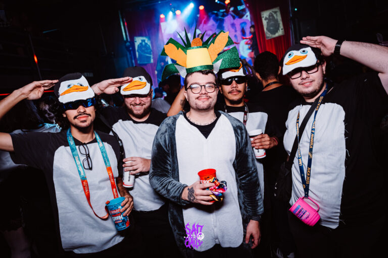 Grupo de amigos com chapéus de bicho — Sad Baile Joker, Halloween em São Paulo, 17/10/2026