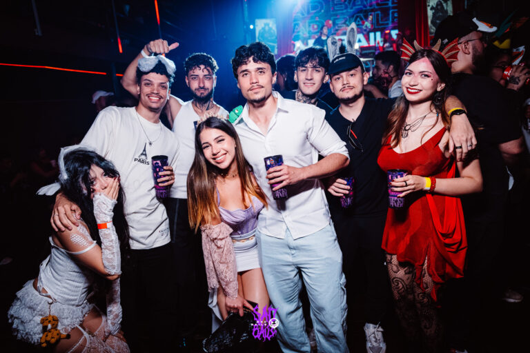 Grupo de amigos posa em frente ao palco — Sad Baile Joker, Halloween em São Paulo, 17/10/2026