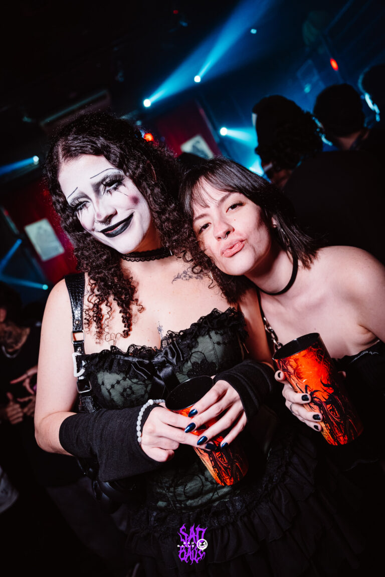 Amigas de rosto pintado de branco com copo — Sad Baile Joker, Halloween em São Paulo, 17/10/2026