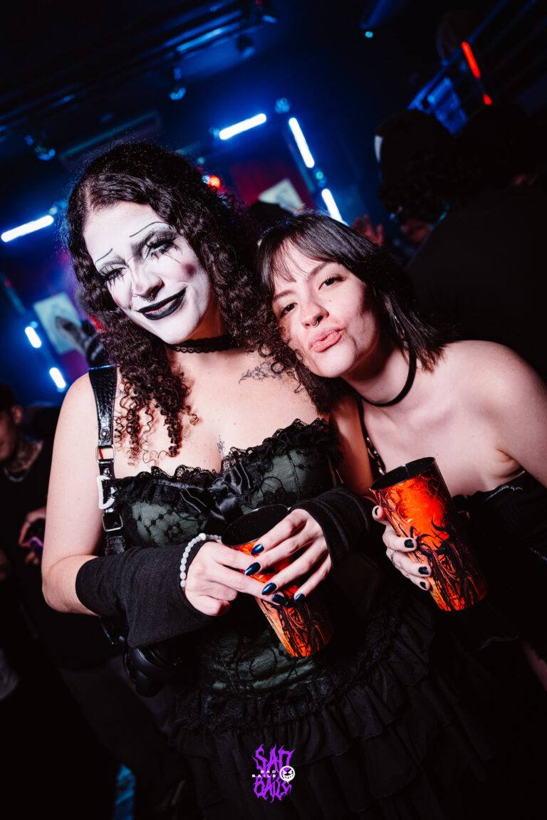 Duas amigas góticas sorriem na pista — Sad Baile Joker, Halloween em São Paulo, 17/10/2026
