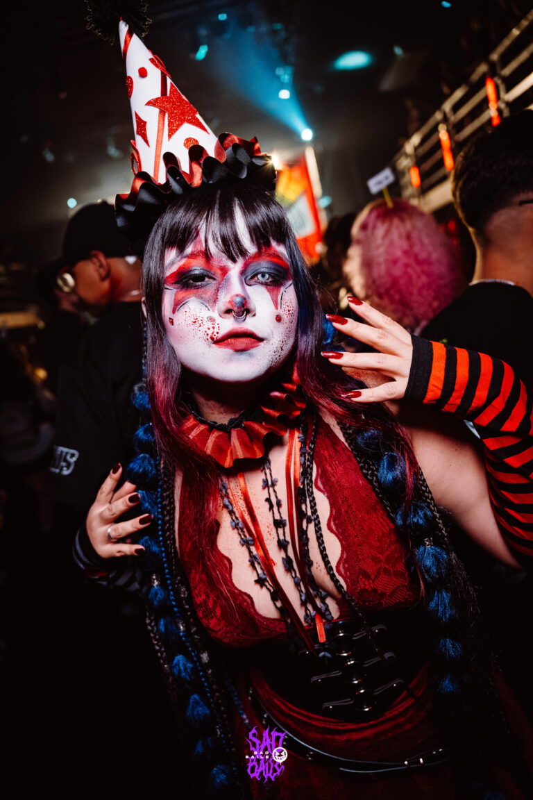 Palhaça de chapéu de bolinhas e meias listradas — Sad Baile Joker, Halloween em São Paulo, 17/10/2026
