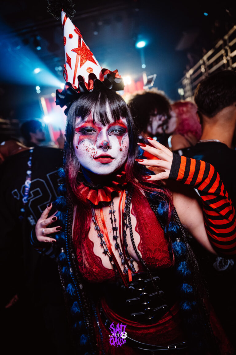 Fantasia de palhaça com chapéu pontudo vermelho — Sad Baile Joker, Halloween em São Paulo, 17/10/2026