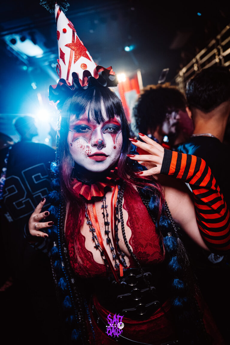 Palhaça de rosto pintado faz pose na pista — Sad Baile Joker, Halloween em São Paulo, 17/10/2026
