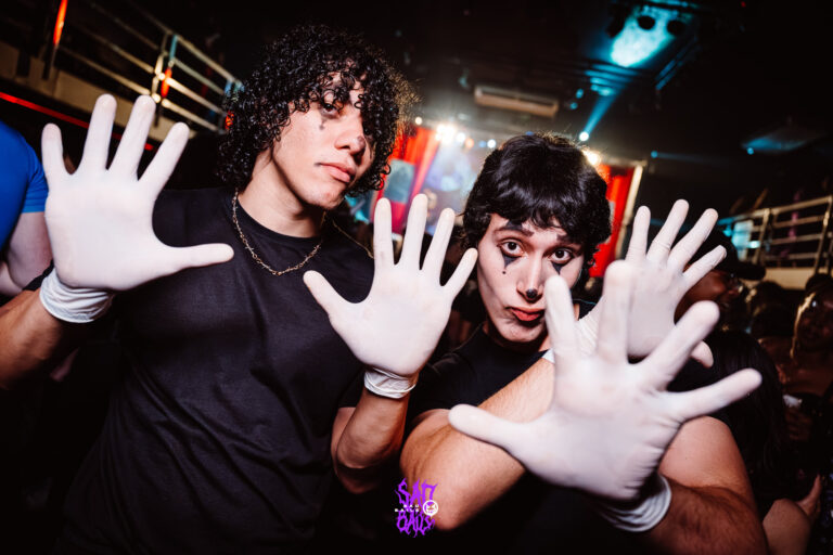 Amigos com luvas brancas de mímico — Sad Baile Joker, Halloween em São Paulo, 17/10/2026