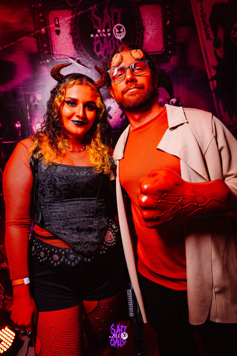 Casal fantasiado de diabos no painel de Halloween — Sad Baile Joker, Halloween em São Paulo, 17/10/2026