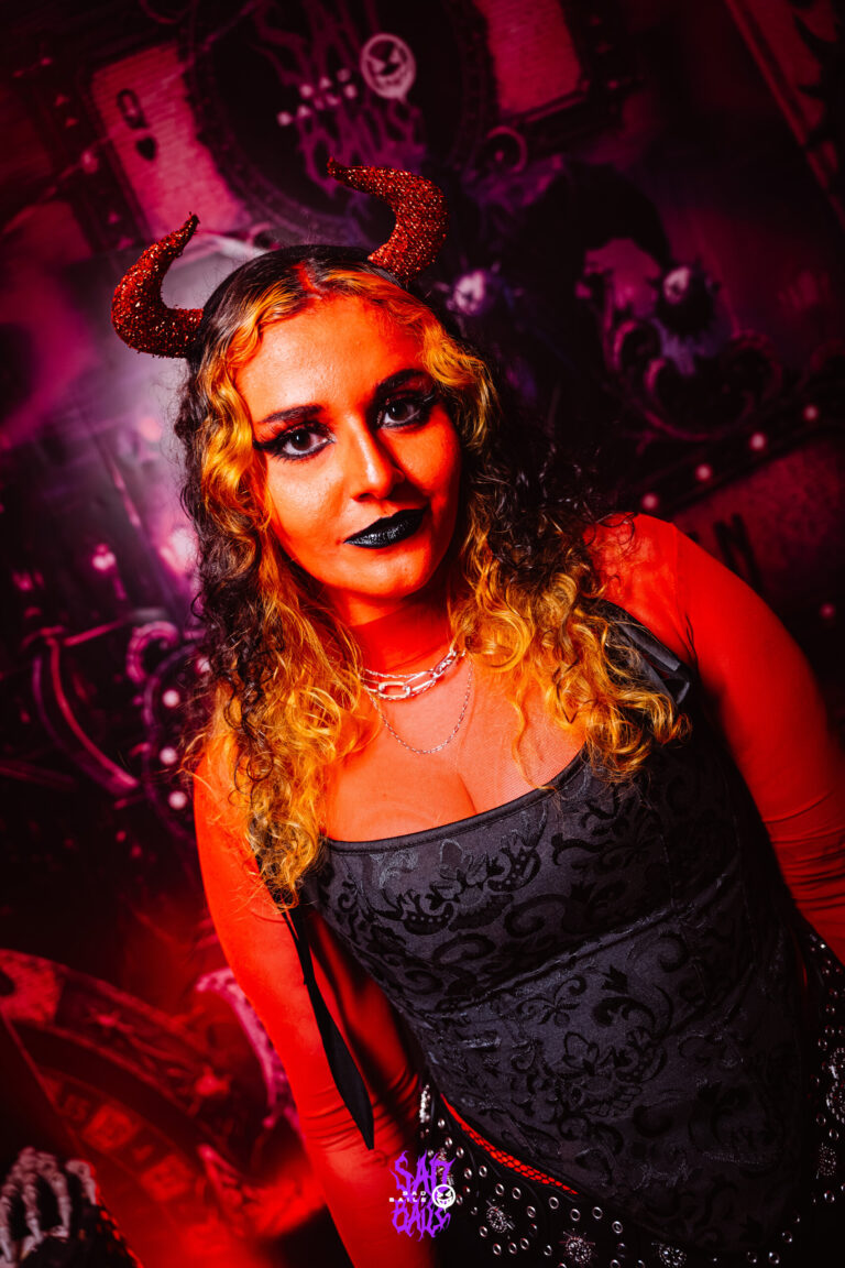 Fantasia de diaba com chifres e top preto — Sad Baile Joker, Halloween em São Paulo, 17/10/2026