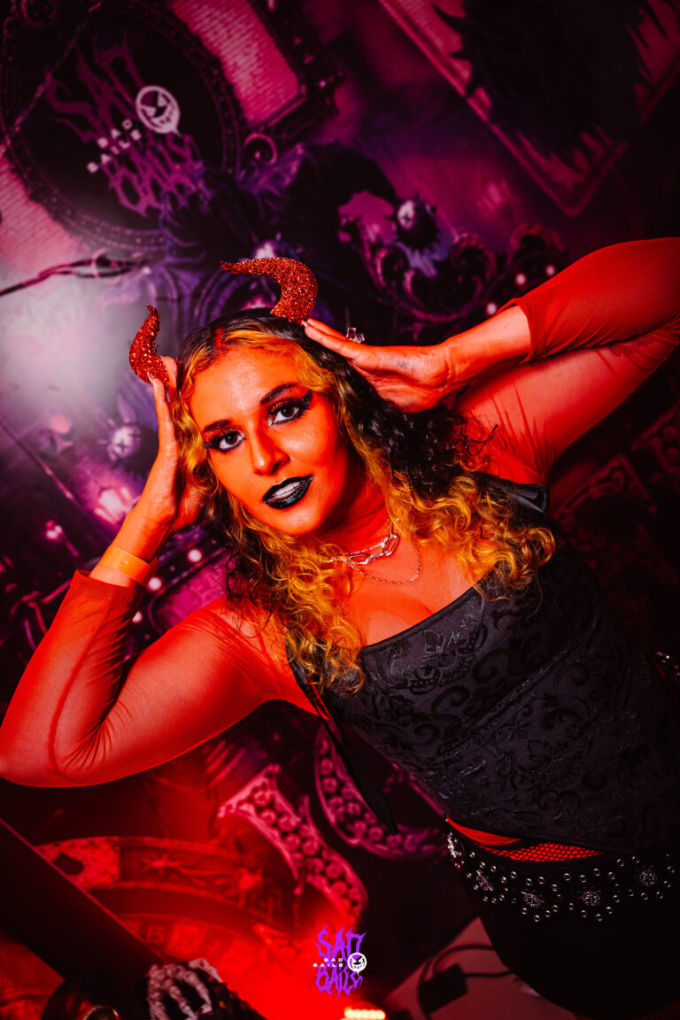 Garota de chifres de diaba sob luz vermelha — Sad Baile Joker, Halloween em São Paulo, 17/10/2026