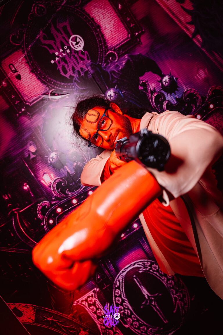 Fantasia de Hellboy com o braço gigante — Sad Baile Joker, Halloween em São Paulo, 17/10/2026