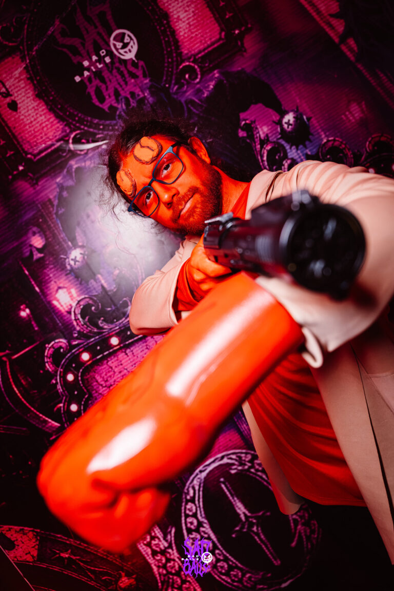Hellboy estende o braço de pedra para a câmera — Sad Baile Joker, Halloween em São Paulo, 17/10/2026