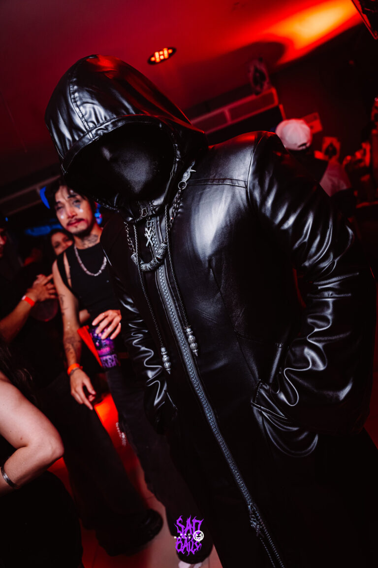 Fantasia de máscara preta e jaqueta de couro — Sad Baile Joker, Halloween em São Paulo, 17/10/2026