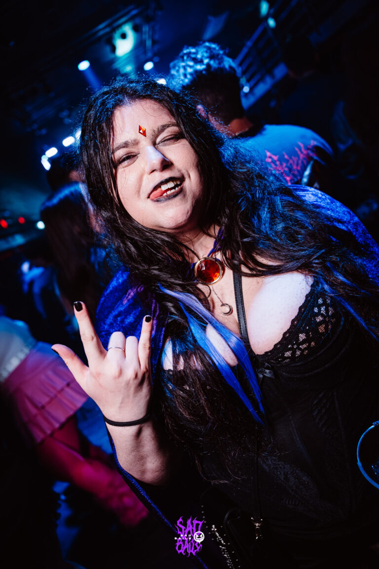 Garota de cabelo azul faz sinal de rock — Sad Baile Joker, Halloween em São Paulo, 17/10/2026