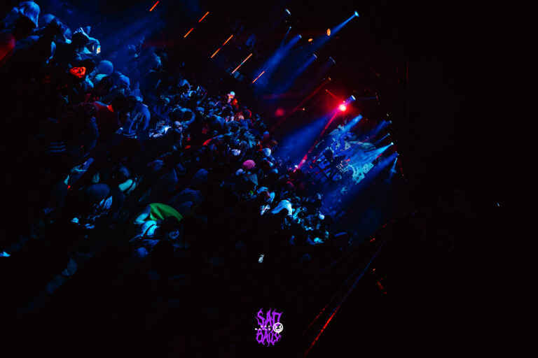 Pista lotada vista do alto sob luzes azuis — Sad Baile Joker, Halloween em São Paulo, 17/10/2026