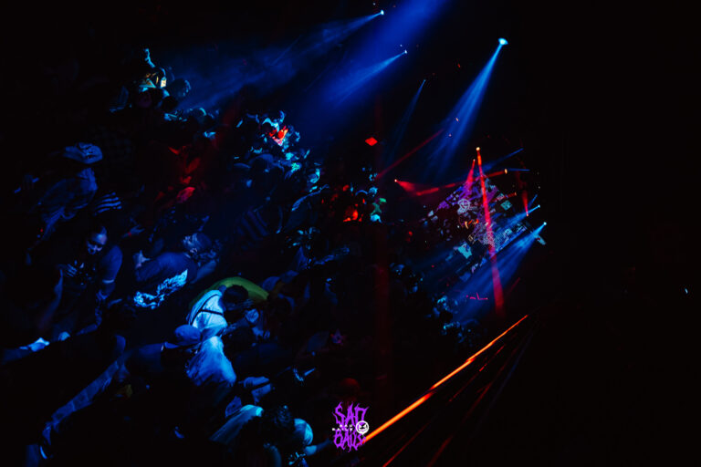 Vista aérea da pista com lasers — Sad Baile Joker, Halloween em São Paulo, 17/10/2026