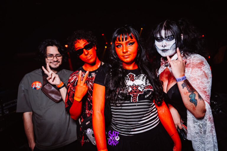 Amigos fantasiados posam juntos na pista — Sad Baile Joker, Halloween em São Paulo, 17/10/2026
