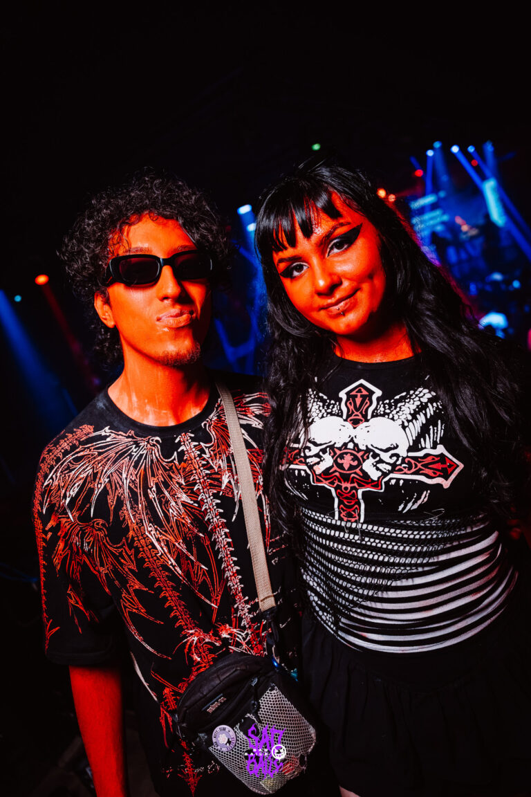 Casal de camisetas góticas posa na pista — Sad Baile Joker, Halloween em São Paulo, 17/10/2026