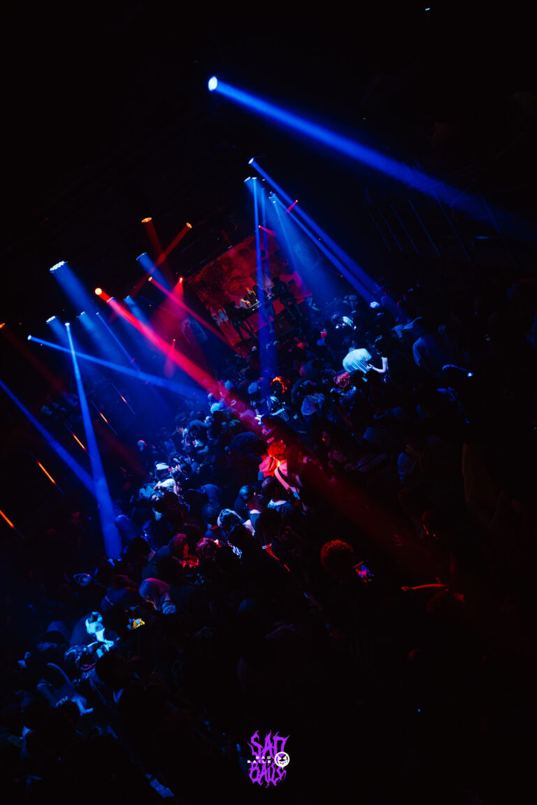 Lasers azuis e vermelhos sobre a pista — Sad Baile Joker, Halloween em São Paulo, 17/10/2026