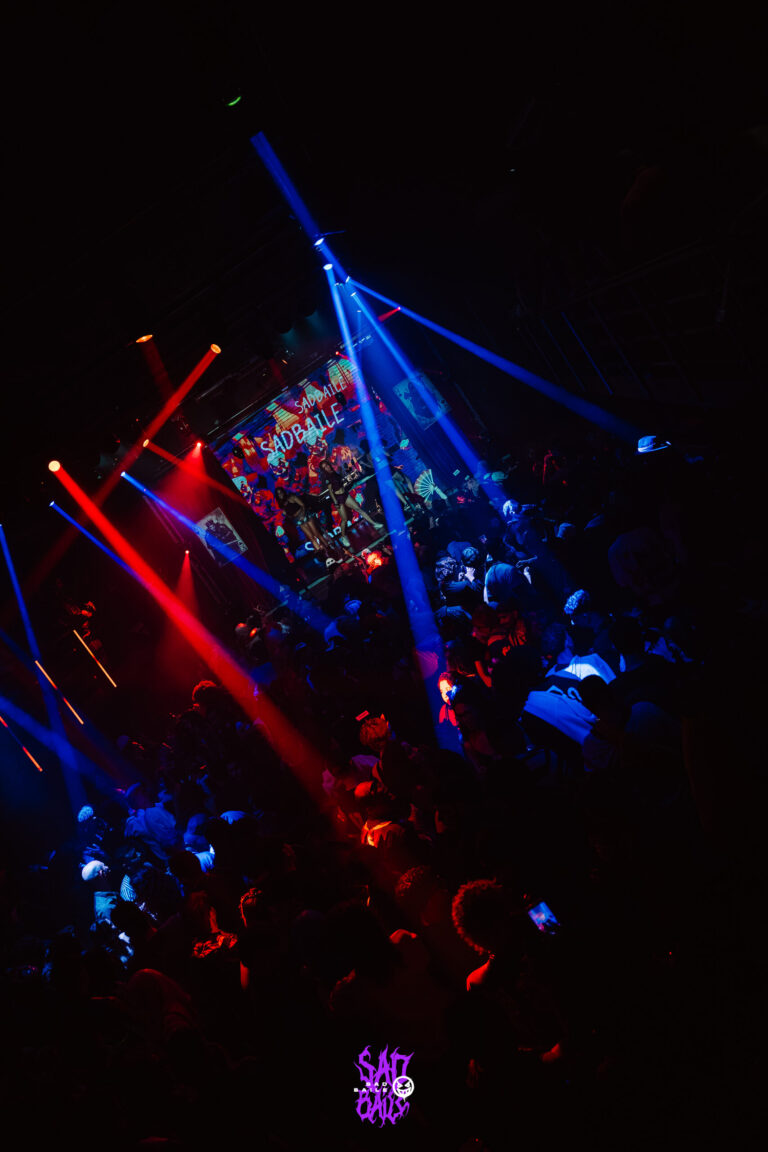 Feixes de luz sobre a pista lotada — Sad Baile Joker, Halloween em São Paulo, 17/10/2026