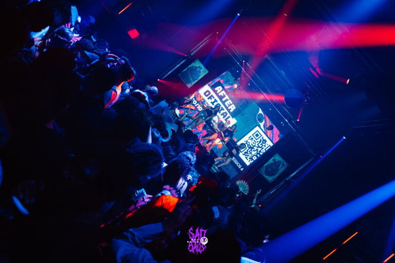 Pista e palco vistos do alto com lasers — Sad Baile Joker, Halloween em São Paulo, 17/10/2026
