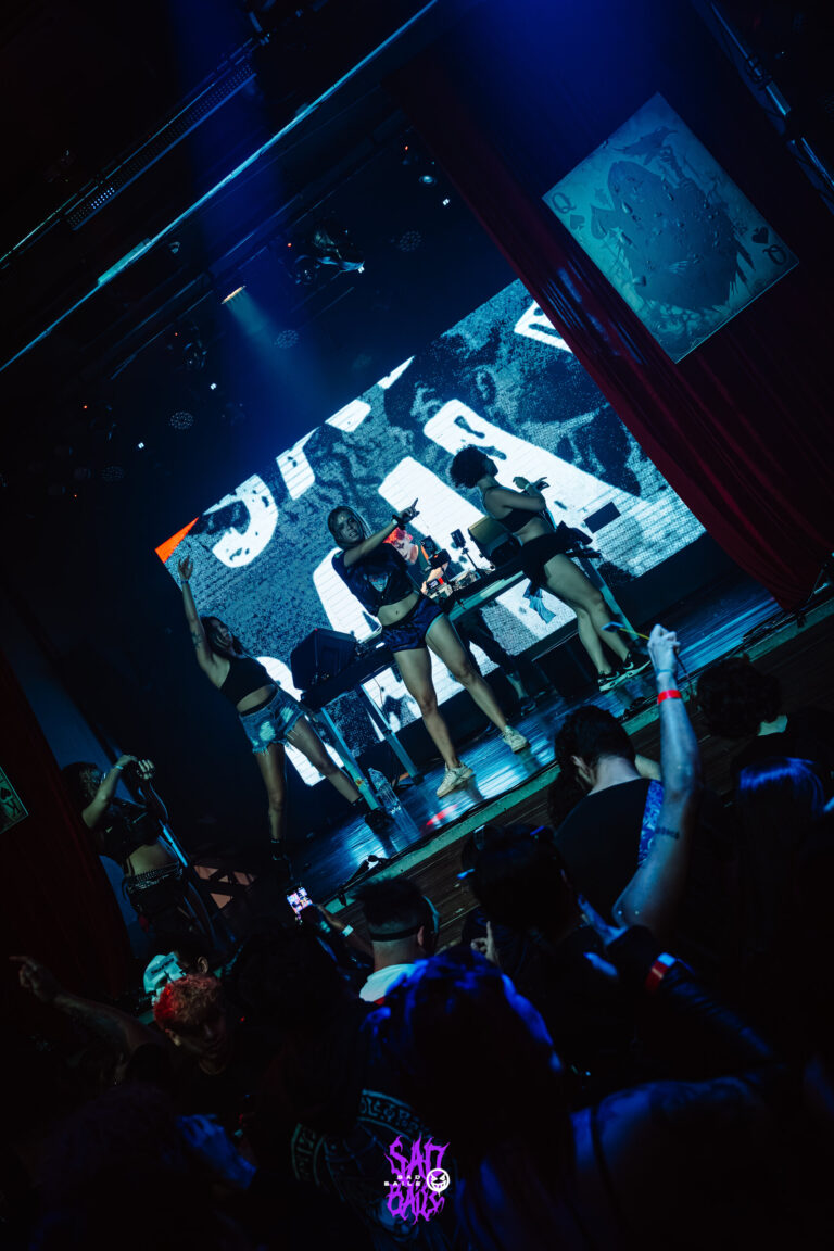 Palco com telão visto do alto — Sad Baile Joker, Halloween em São Paulo, 17/10/2026