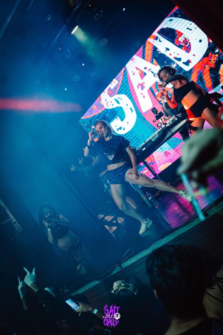 DJ toca com o telão da Sad Baile ao lado — Sad Baile Joker, Halloween em São Paulo, 17/10/2026