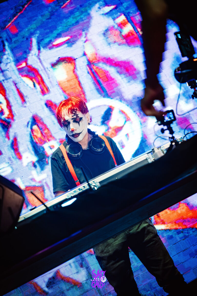 DJ de rosto pintado toca diante do telão — Sad Baile Joker, Halloween em São Paulo, 17/10/2026