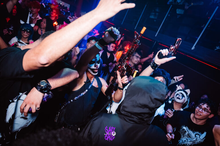 Público ergue os braços na pista — Sad Baile Joker, Halloween em São Paulo, 17/10/2026