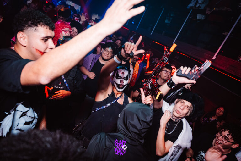 Galera agita com os braços para o alto — Sad Baile Joker, Halloween em São Paulo, 17/10/2026