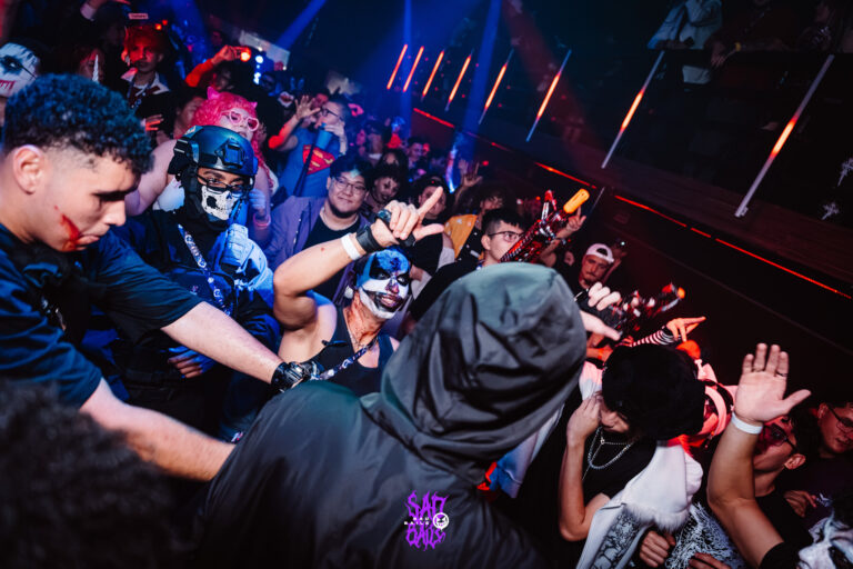 Público mascarado dança na pista — Sad Baile Joker, Halloween em São Paulo, 17/10/2026