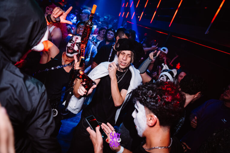 Pista lotada de fantasias e máscaras — Sad Baile Joker, Halloween em São Paulo, 17/10/2026