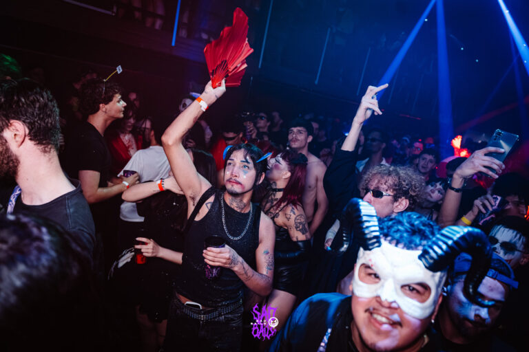 Público com máscaras de caveira dança na pista — Sad Baile Joker, Halloween em São Paulo, 17/10/2026