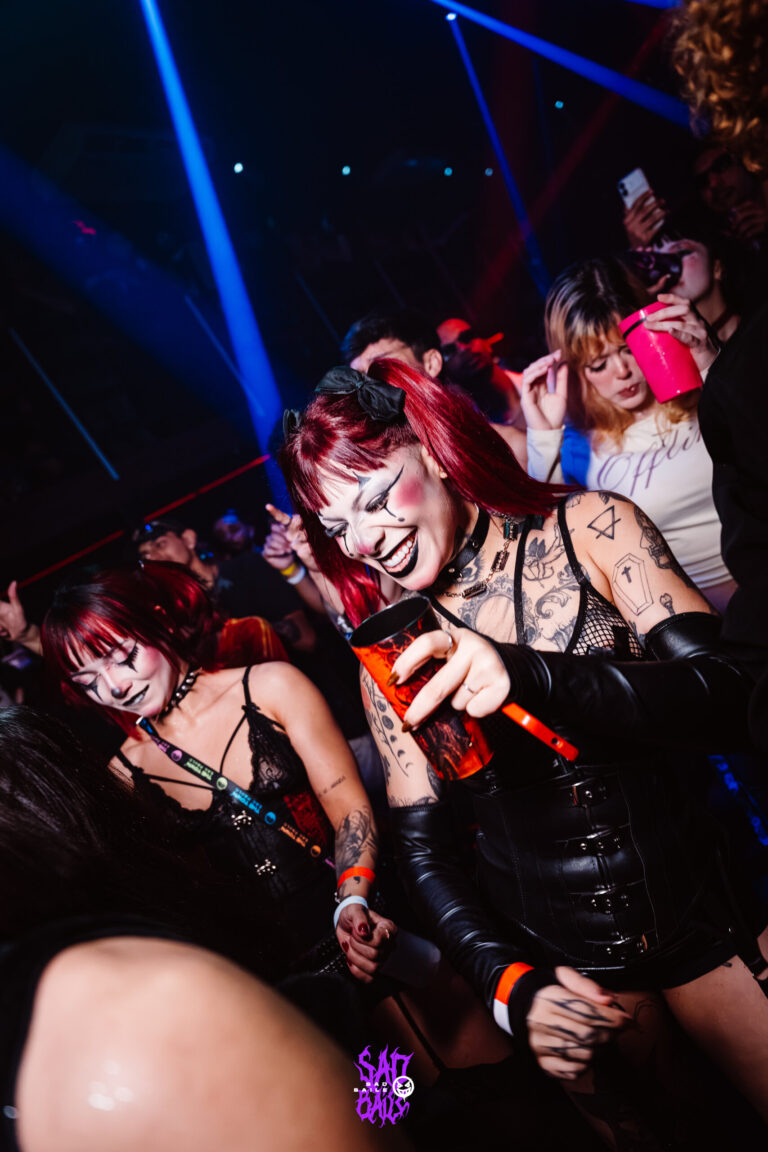 Garota de cabelo vermelho dança na pista — Sad Baile Joker, Halloween em São Paulo, 17/10/2026