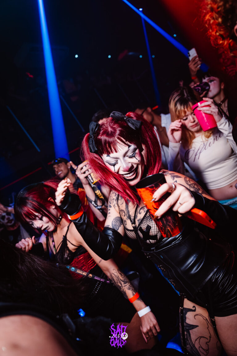 Amigas dançam com copos na pista — Sad Baile Joker, Halloween em São Paulo, 17/10/2026