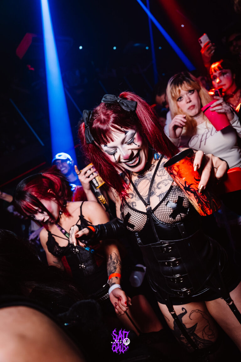 Garota de maquiagem gótica dança na pista — Sad Baile Joker, Halloween em São Paulo, 17/10/2026