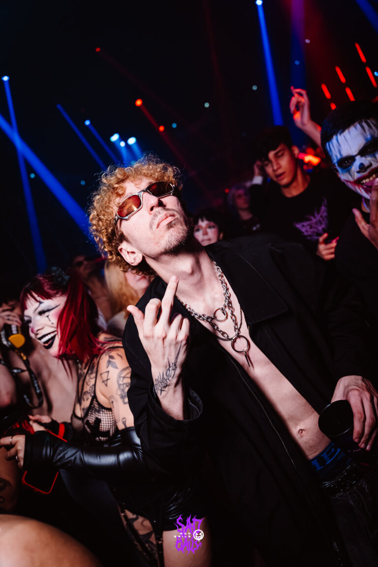 Rapaz de cabelo cacheado e maquiagem faz pose — Sad Baile Joker, Halloween em São Paulo, 17/10/2026