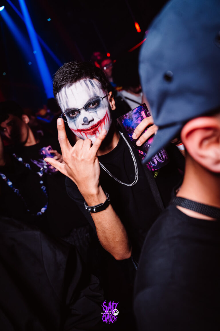 Rapaz com maquiagem do Coringa faz pose — Sad Baile Joker, Halloween em São Paulo, 17/10/2026