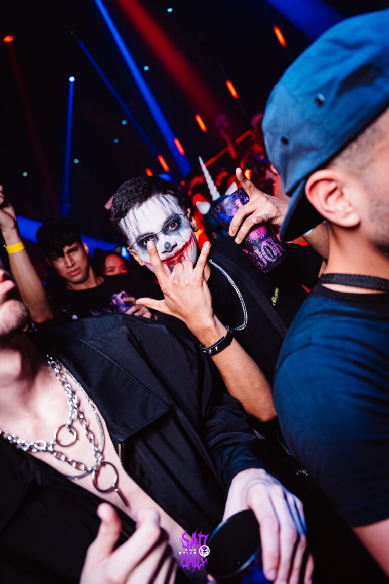 Rapaz de rosto pintado de Coringa na pista — Sad Baile Joker, Halloween em São Paulo, 17/10/2026