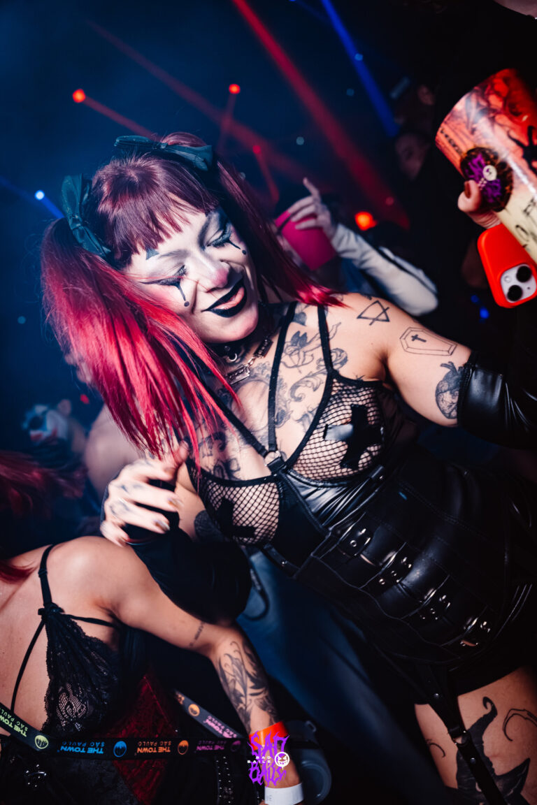 Garota de cabelo vermelho com corset e tatuagens — Sad Baile Joker, Halloween em São Paulo, 17/10/2026