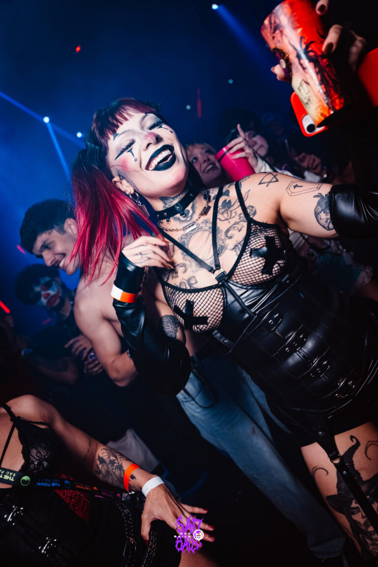 Garota de corset e maquiagem gótica ergue copo — Sad Baile Joker, Halloween em São Paulo, 17/10/2026