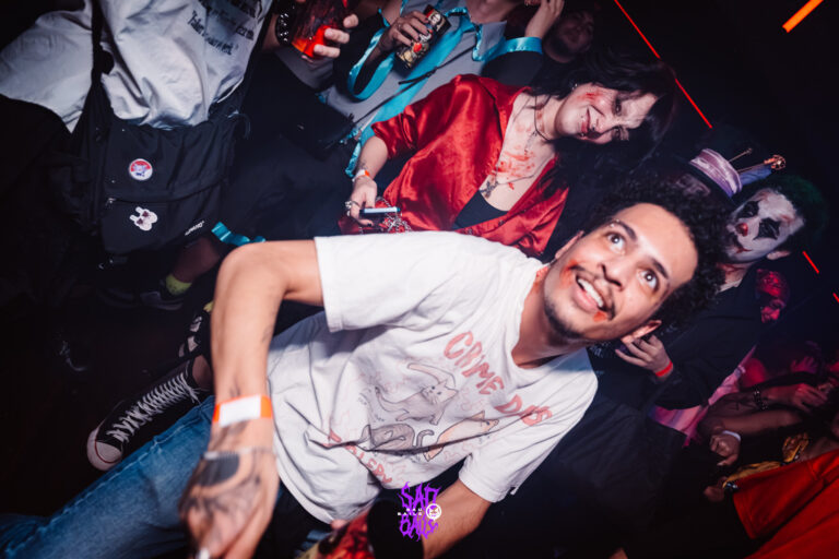Rapaz de camiseta branca dança na pista — Sad Baile Joker, Halloween em São Paulo, 17/10/2026