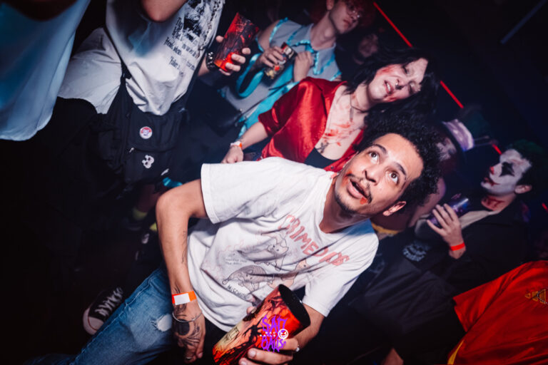 Rapaz sorri e dança no meio da galera — Sad Baile Joker, Halloween em São Paulo, 17/10/2026
