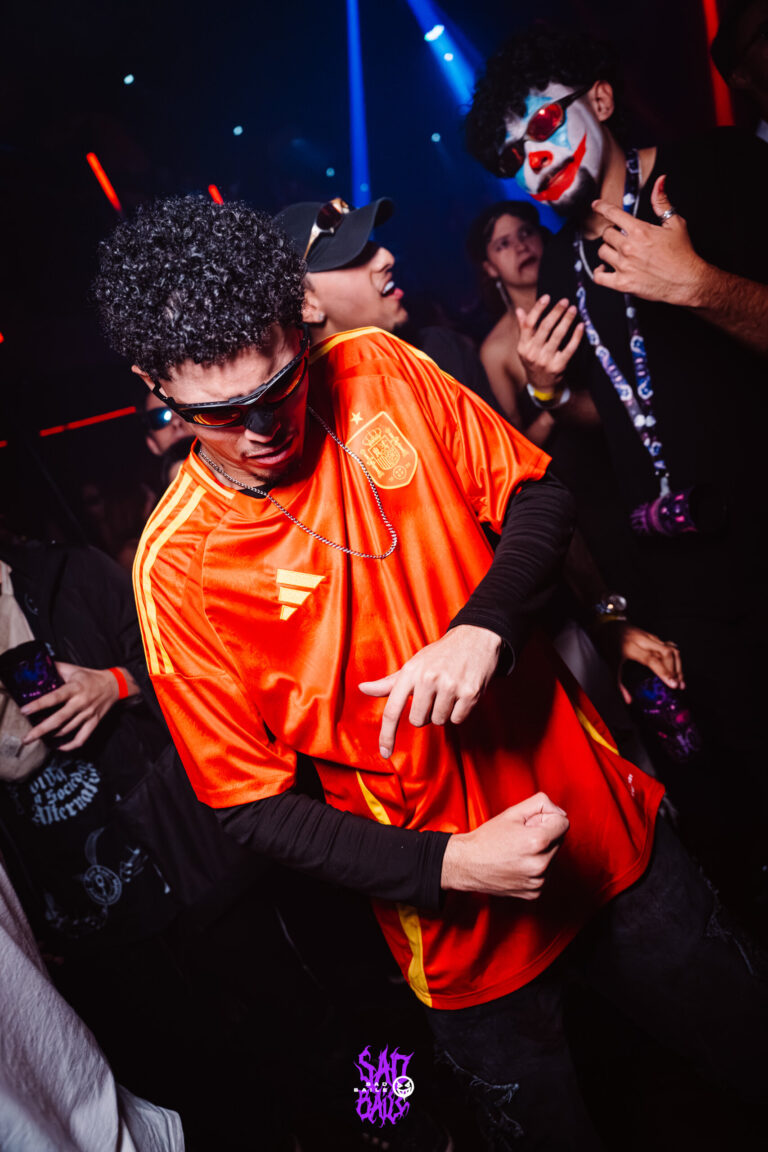 Rapaz de camisa laranja e óculos escuros dança — Sad Baile Joker, Halloween em São Paulo, 17/10/2026