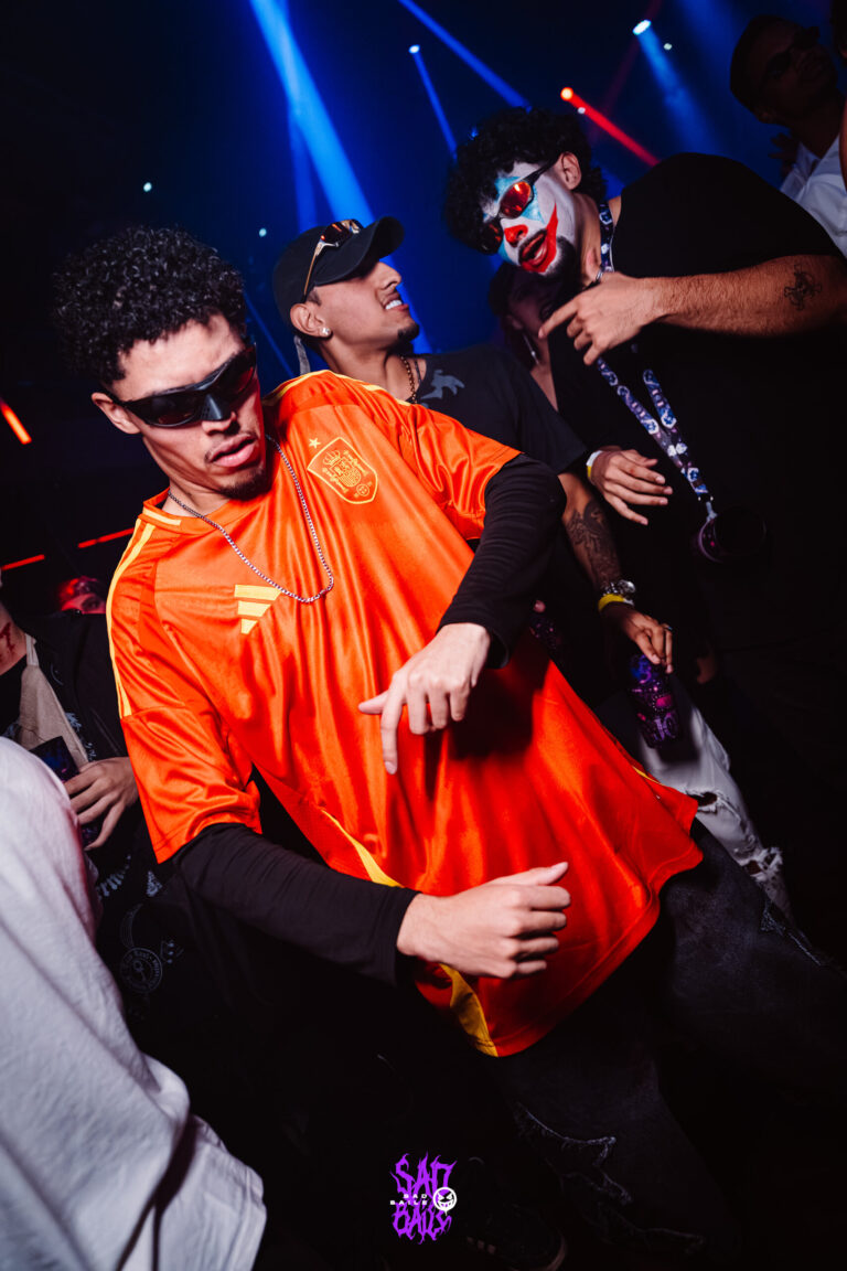 Rapaz de óculos escuros dança na pista lotada — Sad Baile Joker, Halloween em São Paulo, 17/10/2026